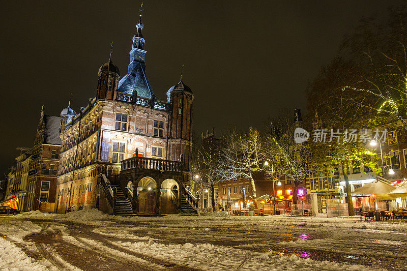 Deventer Brink小镇广场在一个寒冷的冬夜。